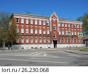 Трёхэтажное здание, построенное в 1910 году. Медицинское училище № 24 ВАО. Улица Барболина, 3, стр. 16. Район Сокольники. Москва (2017 год). Стоковое фото, фотограф lana1501 / Фотобанк Лори
