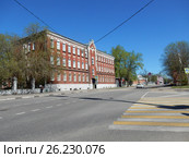 Трёхэтажное здание, построенное в 1910 году. Медицинское училище № 24 ВАО. Улица Барболина, 3, стр. 16. Район Сокольники. Москва (2017 год). Стоковое фото, фотограф lana1501 / Фотобанк Лори
