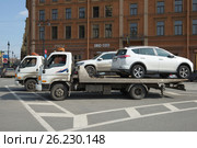 Два автоэвакуатора Hyundai HD78 с погруженными легковыми автомобилями (2017 год). Редакционное фото, фотограф Виктор Карасев / Фотобанк Лори