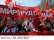 Участники первомайского шествия КПРФ в День международной солидарности трудящихся по центральной улице в городе Севастополе, Республика Крым (2017 год). Редакционное фото, фотограф Николай Винокуров / Фотобанк Лори