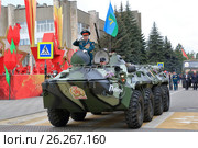 Ветеран боевых действий на бронетранспортере БТР-80. Парад ко Дню Победы. Пятигорск, Россия (2017 год). Редакционное фото, фотограф Александр Степанов / Фотобанк Лори