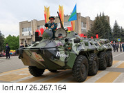 Ветеран боевых действий на бронетранспортере БТР-80. Парад ко Дню Победы. Пятигорск, Россия (2017 год). Редакционное фото, фотограф Александр Степанов / Фотобанк Лори