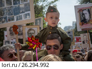 Участники акции-шествия "Бессмертный полк" на центральной набережной города Ялты в День Победы 9 мая 2017 года, Республика Крым. Редакционное фото, фотограф Николай Винокуров / Фотобанк Лори