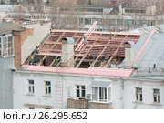 Замена двускатной кровли в старом многоэтажном доме (2017 год). Редакционное фото, фотограф Сергей Ревич / Фотобанк Лори
