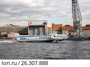 Теплоход "Метеор" движется напротив судостроительной корпорации "Адмиралтейские верфи". Река Нева, Санкт-Петербург. (2017 год). Редакционное фото, фотограф V.Ivantsov / Фотобанк Лори