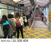 People on Central–Mid-Levels escalator, Hong Kong (2017 год). Редакционное фото, фотограф Александр Подшивалов / Фотобанк Лори
