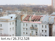 Замена старой железной крыши в жилом многоэтажном доме. Москва (2017 год). Редакционное фото, фотограф Сергей Ревич / Фотобанк Лори