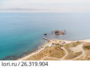 Вид сверху на пляж и берег в городе Судак в Крыму (2015 год). Стоковое фото, фотограф Дмитрий Тищенко / Фотобанк Лори