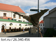 Кованый орёл на ветке дерева (2017 год). Редакционное фото, фотограф Марина Шатерова / Фотобанк Лори