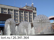Поющие фонтаны в Новочеркасске у гостиницы "Новочеркасск" (2015 год). Редакционное фото, фотограф A Челмодеев / Фотобанк Лори