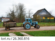 Tractor-trailer manure rides on a rural road. Стоковое фото, фотограф Никита Ковалёв / Фотобанк Лори