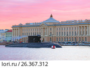 Российская дизель-электрическая подводная лодка Б-271 «Колпино» проекта 636.3 «Варшавянка» среди реки Нева на фоне академии художеств. Город Санкт-Петербург (2017 год). Редакционное фото, фотограф Григорий Писоцкий / Фотобанк Лори