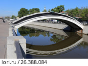 Тессинский мост через реку Яузу весной. Город Москва (2017 год). Стоковое фото, фотограф Алексей Гусев / Фотобанк Лори