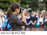 Молодая девушка фотограф за работой. Стоковое фото, фотограф Юлия Юриева / Фотобанк Лори