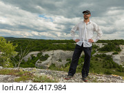 Tourist on the plateau of Cave City in Cherkez-Kermen Valley, Crimea. Стоковое фото, фотограф Юлия Машкова / Фотобанк Лори