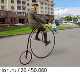 Спортсмен на старинном велосипеде на площади Революции, Москва. Penny Farthing Bicycle (велосипед паук) (2017 год). Редакционное фото, фотограф Валерия Попова / Фотобанк Лори