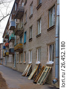 Пятиэтажный дом. Хрущевка. Замена старых окон (2017 год). Стоковое фото, фотограф Тарановский Д. / Фотобанк Лори