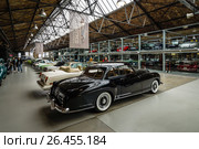 BERLIN - MAY 13, 2017: Various retro cars stand in a row in the pavilion of the center of competence for classic cars and youngtimers - Classic Remise. Exhibition "Oldtimertage Berlin-Brandenburg". Редакционное фото, фотограф Sergey Kohl / Фотобанк Лори