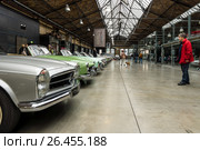 BERLIN - MAY 13, 2017: Various retro cars stand in a row in the pavilion of the center of competence for classic cars and youngtimers - Classic Remise. Exhibition "Oldtimertage Berlin-Brandenburg". Редакционное фото, фотограф Sergey Kohl / Фотобанк Лори