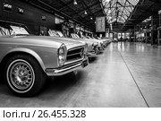BERLIN - MAY 13, 2017: Retro cars stand in a row in the center of competence for classic cars and youngtimers - Classic Remise. Black and white. Exhibition "Oldtimertage Berlin-Brandenburg" Редакционное фото, фотограф Sergey Kohl / Фотобанк Лори