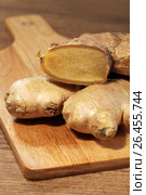Ginger root on wooden background. Стоковое фото, фотограф ElenArt / Фотобанк Лори