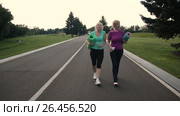 Fitness adult women going for sports in the park. Стоковое видео, видеограф Швец Анастасия / Фотобанк Лори