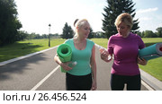 Pretty adult women going to training in the park. Стоковое видео, видеограф Швец Анастасия / Фотобанк Лори
