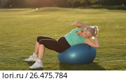 Sportswoman doing abdominal crunches on fit ball. Стоковое видео, видеограф Швец Анастасия / Фотобанк Лори