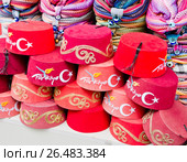Продажа сувениров. Фески. Анталья. Турция (2017 год). Редакционное фото, фотограф E. O. / Фотобанк Лори