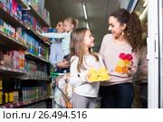 Family purchasing yoghurts in supermarket. Стоковое фото, фотограф Яков Филимонов / Фотобанк Лори