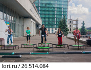 Молодые женщины прыгают на батуте - кардиотренировка, потеря веса (2016 год). Редакционное фото, фотограф Наталья Федорова / Фотобанк Лори