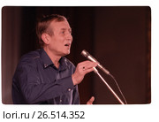 Поэт Евгений Евтушенко у микрофона читает стихи. Редакционное фото, фотограф Борис Кавашкин / Фотобанк Лори