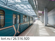 Поезд прибывает на станцию Московского метрополитена "Технопарк" (2016 год). Редакционное фото, фотограф Алёшина Оксана / Фотобанк Лори