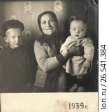 Женщина в двумя мальчиками на руках. 1939. Редакционное фото, фотограф Retro / Фотобанк Лори
