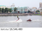 Выступление флайбордиста во время празднования дня города в Екатеринбурге (2014 год). Редакционное фото, фотограф Светлана Зотеева / Фотобанк Лори