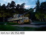 ЛЕНИНО, МОСКВА обл., 11.06.2017: Подбитый фашистский танк Тигр I Panzerkampfwagen VI Ausf. H1 в военно-историческом музее Ленино-Снегири. Танковый музей. День победы 9 мая. Битва под Москвой. Танки Великой Отечественной Войны. LENINO, MOSCOW REG., JUN, 11, 2017: Fascist Germany destroyed salavate damaged tank Tiger I Panzerkampfwagen VI Ausf. H1 in Lenino Snegiri military historical museum. Second World War tanks. Редакционное фото, фотограф Mikhail Leonov / Фотобанк Лори