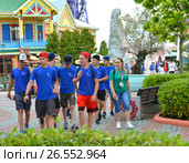 SOCHI, RUSSIA - June 18, 2017: Group of adult school children on excursion in Sochi Park, which entered the TOP-25 of the best parks in Europe in 2016. Редакционное фото, фотограф Анна Мартынова / Фотобанк Лори