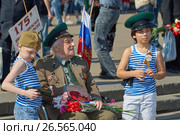 Москва, 9 мая 2010: Дед ветеран войны с внуками на празднике победы 9 мая. MOSCOW, MAY 9, 2010: Veteran solder with children on celebration of Great victory 65th anniversary in Gorky Park. USSR victory in Second World War. Grandfather and grandsons on 9 May Victory day. Редакционное фото, фотограф Mikhail Leonov / Фотобанк Лори
