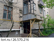 Монтаж шахты внешнего лифта над подъездом старого пятиэтажного трёхподъездного кирпичного жилого дома. Москва, улица Панфилова, 18а (2017 год). Стоковое фото, фотограф Александр Замараев / Фотобанк Лори