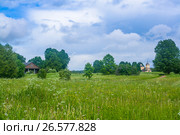 Церковь Святого Георгия на городище Воронич и дом-музей Осиповых-Вульф в музее-усадьбе "Тригорское", заповедник Пушкинские горы, Псковская область (2017 год). Редакционное фото, фотограф Наталья Федорова / Фотобанк Лори