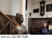 "Пенаты", музей-усадьба Ильи Репина в Куоккала. Бронзовый бюст Н.Б. Нордман-Северовой, второй жены художника. (2017 год). Редакционное фото, фотограф Дмитрий Неумоин / Фотобанк Лори