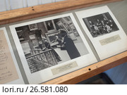 "Пенаты", музей-усадьба Ильи Репина в посёлке Репино. Витрина с фотографией показывающий художника в Третьяковской галерее (2017 год). Редакционное фото, фотограф Дмитрий Неумоин / Фотобанк Лори