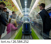 Посетители передвижного выставочно лекционного комплекса ОАО "РЖД" у моделей скоростных поездов (2017 год). Редакционное фото, фотограф Вячеслав Палес / Фотобанк Лори