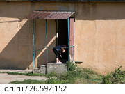Женщина подслушивает разговор за дверью (2017 год). Редакционное фото, фотограф V.Ivantsov / Фотобанк Лори
