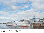 River Station in the city of Nizhny Novgorod and two cruise ships at the pier (2017 год). Стоковое фото, фотограф Дмитрий Тищенко / Фотобанк Лори