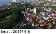 Полет к башне Олафа с видом на старый город и морской порт города Таллин, Эстония (2017 год). Стоковое видео, видеограф Кекяляйнен Андрей / Фотобанк Лори