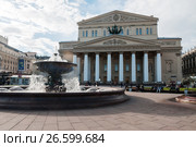 Город Москва. Здание Большого театра летним днём на фоне голубого неба (2017 год). Редакционное фото, фотограф Игорь Низов / Фотобанк Лори