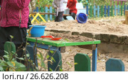 Children playing with sand on table in outdoor. Стоковое видео, видеограф worker / Фотобанк Лори