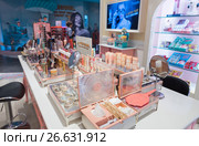 Benefit cosmetics at Sephora store, Kuala Lumpur (2017 год). Редакционное фото, фотограф Александр Подшивалов / Фотобанк Лори