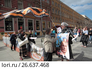 Санкт-Петербург, люди на Невском проспекте агитируют за политическое движение НОД (2017 год). Редакционное фото, фотограф Дмитрий Неумоин / Фотобанк Лори
